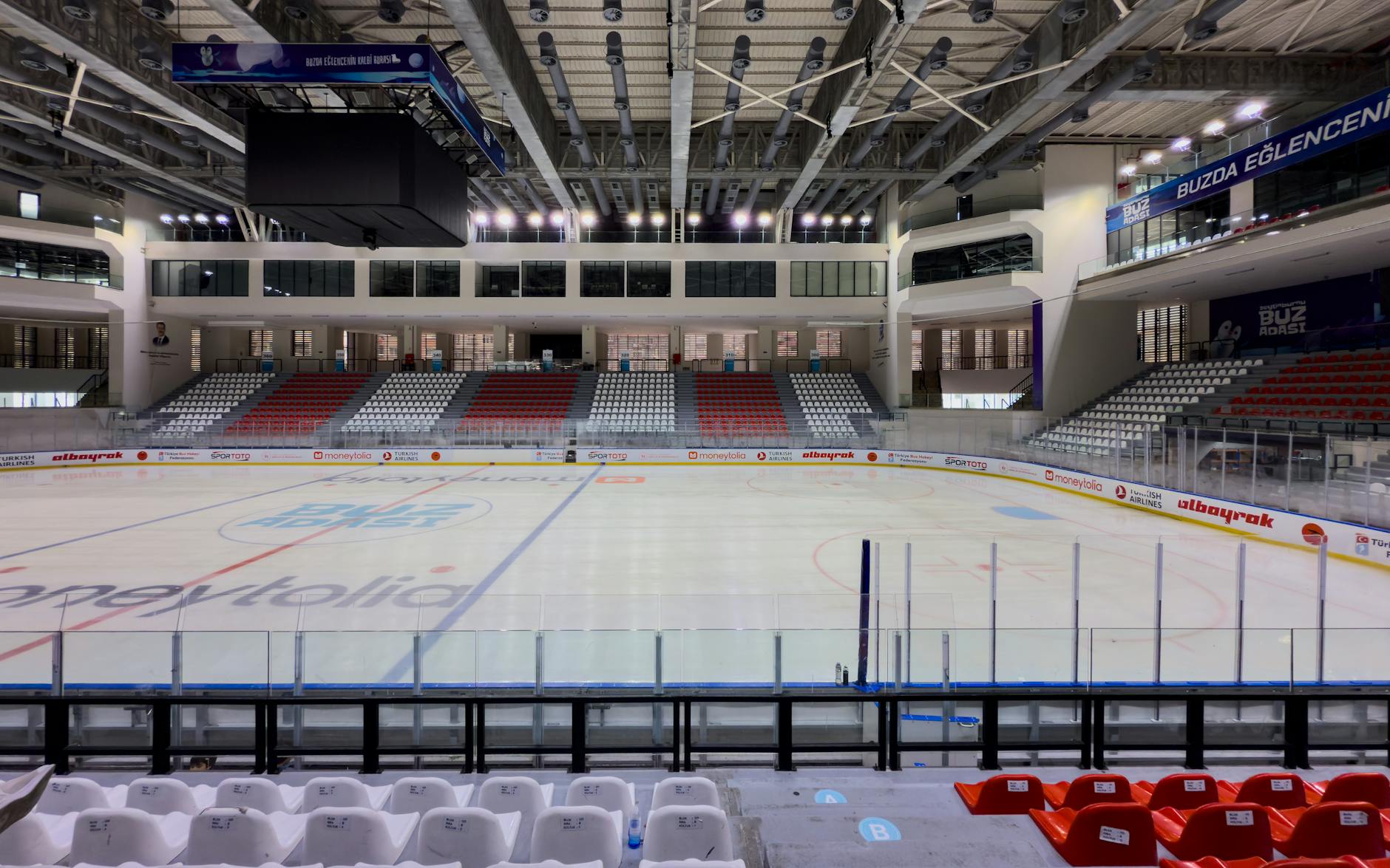 A spacious, indoor ice rink in İstanbul, Türkiye, ideal for sports events.